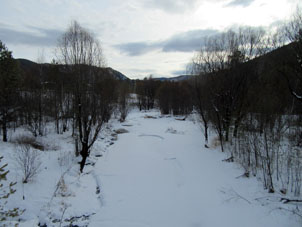 Río Uy bajo hielo y nieve en invierno.