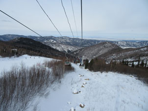 Vista a la estepa (pradera) desde teleférico en la montaña Gládeñkaya.