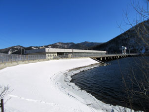 Planta hidroeléctrica de Mayana está situada entre la orilla de Jakasia y la de Krasnoyarska.