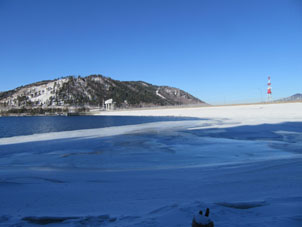 Vista a la planta hidroeléctrica de Mayna desde la orilla de la región de Krasnoyarsk.