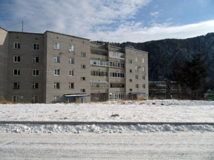 Edificio residencial en la población Cheryómushki donde viven los empleados de la planta hidroeléctrica Sayano-Shúhenskaya.