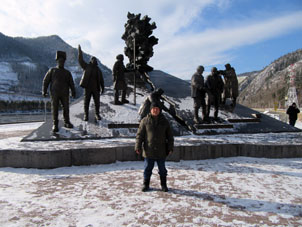 Я у памятника покорителям Енисея у Саяно-Шушенской ГЭС 20-03-2022.