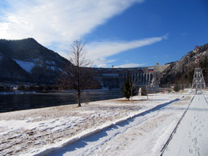 La planta hidroeléctrica Sayano-Shúshenskaya es la más grande en nuestro país y tiene presa una de las 20 más altas en el mundo (242 m).