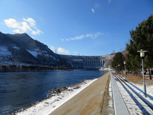 La planta hidroeléctrica Sayano-Shúshenskaya es la más grande en nuestro país y tiene presa una de las 20 más altas en el mundo (242 m).