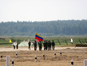 Tanquistas venezolanos con su bandera.