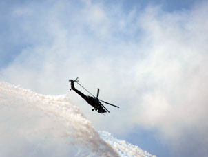 Vuelo demostrativo del helicóptero Mi-28N, también con los medios de enmascaramiento térmico.