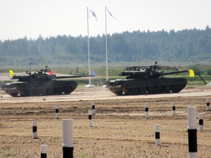 Los tanques T-80 manejados por los soldados de serficio de emergencia (por reclutamiento) hicieron un baile blindado.