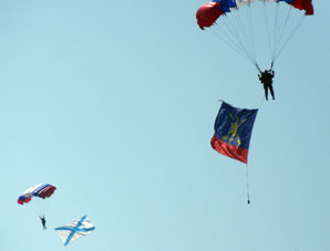 Cada paracaidista traía bandera de un genero de tropa.