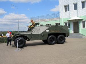 El transportador blindado BTR-152 en el milenio pasado estaba en el Ejercito Soviético.