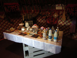 La exposición de Kirguizia en la Casa de Amistad está dentro de yurta (carpa de nómado de fieltro de oveja).