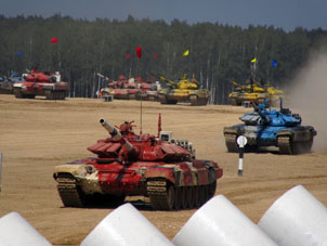 El tanque de Mongolia (rojo) y el venezolano (azul) llegan a la meta.