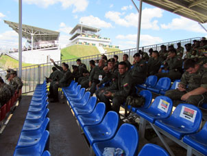 Militares venezolados en la tribuna de gradería.