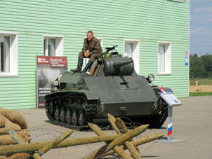 Tanque liviano T-70 de la época de Segunda Guerra Mundial en la exposición histórica.