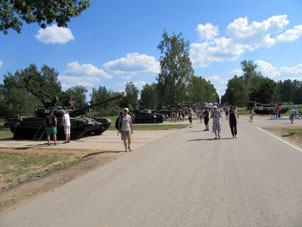 Seguimos pasar por la exposición en el parque "Patriota" durante el Biatlón de Tanques.