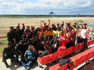 Foto agrupada de los tanquistas y empleados de la Embajada de Venezuela en Moscú.