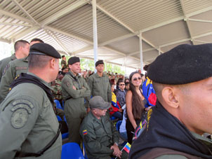 Venezolanos en la tribuna observan la carrera.