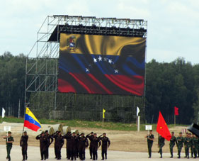 Desfiles de los equipos participantes. En la foto, delegación de Venezuela y de Vietnam.