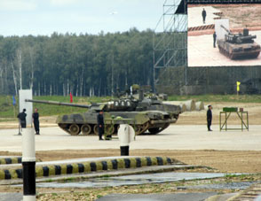 Tanquista en el T-80 dubija estrella sobre papel con marcador fijado al cañón.