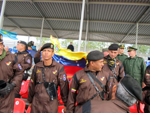 Los tanquistas venezolanos miran a competición de sus compañeros.