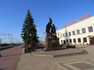 Monumento a los Defensores de la Patría en la Segunda Guerra Mundial en la estación ferrocarril de Tula.