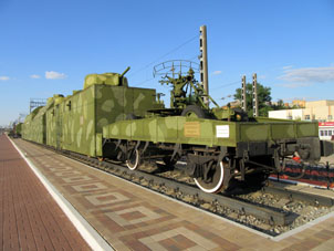 Tren blindado Nº 13 fue hecho por los trabajadores de ferrocarril de Tula en septiembre de 1941 y ya en el octubre del mismo año el tran comenzó a participar en la Segunda Guerra Mundial.