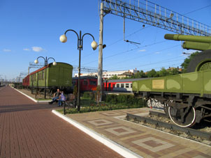 Vagones antiguos y trenes eléctricos suburbanos en la estación de Tula.