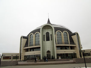 El recinto nuevo del Museo de Armamento está hecho en forma de casco antiguo ruso. 
