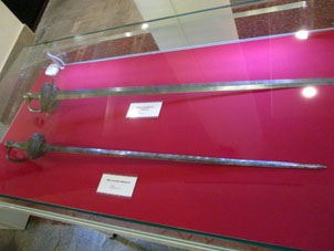 Espada de soldado (arriba) y de oficial (abajo).