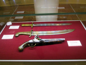 Machetes y pistola de soldado del siglo XIX.