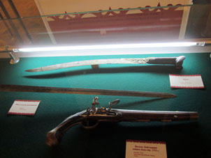 yatagán, espada de artillerista y pistola de caballería.