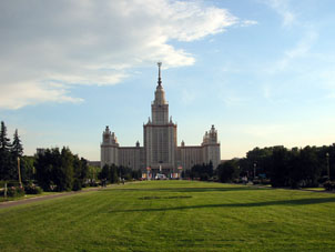 Edificio Principal de la Universidad desde el norte (del lado del río Moscova).