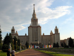 Es la vista desde el mirador del malecón del río Moscova que corre al norte de la Universidad.