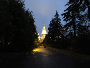 Por las noches, la Universidad se ilumina, lo que se queda la curiosidad famosa de nuestra ciudad todo el tiempo.