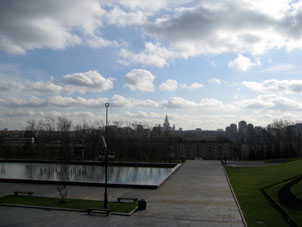 Vista del edificio de la Universidad desde el Parque de la Victoria.
