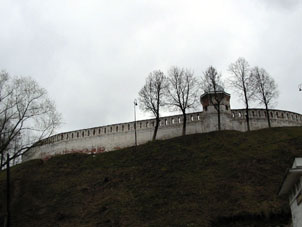 Inicialmente percibí al Monasterio masculino Navideño como Kremlin (alcázar) de Vladímir. Si efectivamente tiene fortaleza y en la época medieval jugaba papel de fortificación. Pues bién, mire a sus murallas.