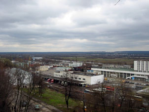Vista a la estación ferrocarril, terminal de autobuese interurbanos y río Klyaz'ma.