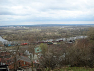 Vista al ferrocarril y río Klyaz'ma.