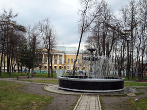 Fuente en el parque Lipki (Tilos) Fuente en el parque Lipki (Tilos)  y centro cultural docente "Palaty", donde se ubican varias exposiciones dedicadas a la ciudad de Vladímir y su tierra.