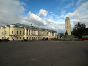 Monumento 850 años de la ciudad y edificio de la Asamblea Nobilaria construido en el año 1810.