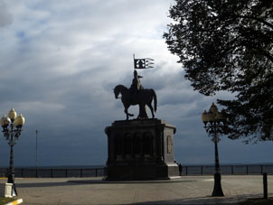 Monumento al príncipe Vladímir y santo Feofán.