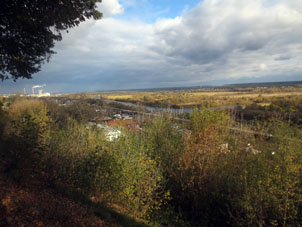 Vista al ferrocarril y río Klyaz'ma.