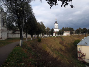 Inicialmente percibí al Monasterio masculino Navideño como Kremlin (alcázar) de Vladímir. Si efectivamente tiene fortaleza y en la época medieval jugaba papel de fortificación. Pues bién, mire a sus murallas.
