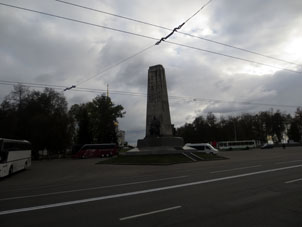 Monumento dedicado al aniversario 850  de la ciudad de Vladímir en la plaza Catedral (Sobórnaya).