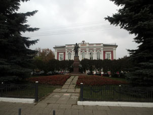 Monumento a V.I. Lenin ante el edificio del Banco.