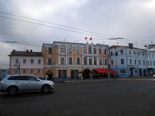 Administración del municipio Oktyabrski en la calle Bolshaya Moskóvskaya.