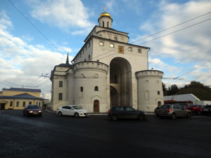 Portón Dorado era entrada principal en el Kremlin (alcázar) de Vladímir, por encima del cual fue edificada una iglesia. Ahora aquí se ubica una exposición del Museo-Reserva de Vladímir y de Súzdal.