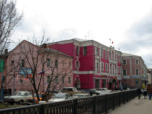 En la calle Bolshaya Moskóvskaya.