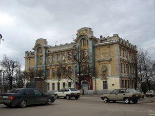 El edificio de la Escuela Real fue construido en el año 1908. Su fachada está adornada con retratos esculturales de D.I.Mendeléev y A.G.Stolétov (ambos nacidos en Vladímir).
