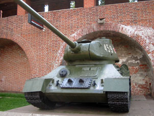 Carro de combate T-34 como monumento de la Segunda Guerra Mundial en el recinto del Kremlin de Nízhni Nóvgorod.