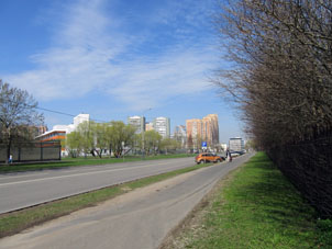 El parque Vorontsovo ya está en Moscú y lo rodean casas modernas.